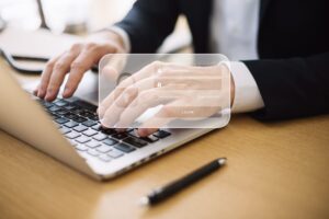 homem acessando o desktop, e uma marca d'água centralizada na imagem com uma área de login